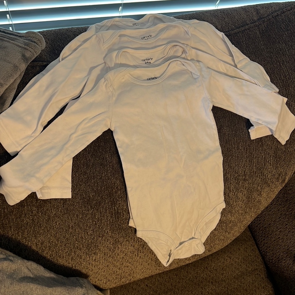 Carters 24mo onesies (4)